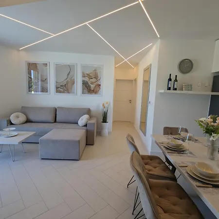 The Luxe Hideaway Apartment *